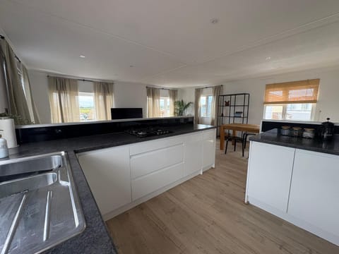 Serenity Lodge, Riverside with Free Parking House in Christchurch