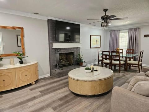 Luxury Pool with King beds Near Shops and Dining House in Cordova