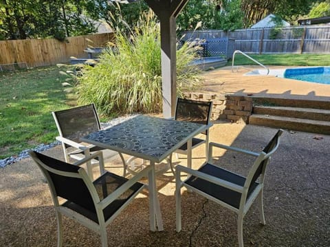 Luxury Pool with King beds Near Shops and Dining House in Cordova