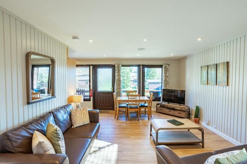 TV and multimedia, Living room, Seating area, Dining area