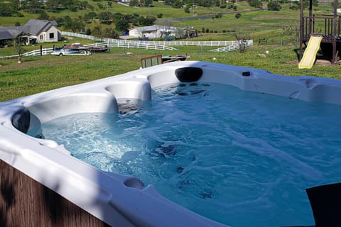 3BR Updated Mtn-View Home with Hot Tub and Fireplace House in Copperopolis