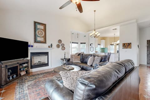 3BR Updated Mtn-View Home with Hot Tub and Fireplace House in Copperopolis