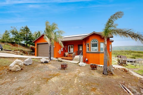 3BR Updated Mtn-View Home with Hot Tub and Fireplace House in Copperopolis