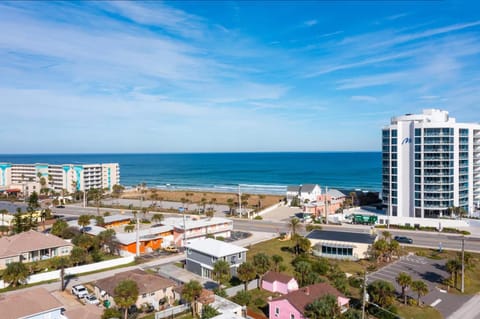 Property building, Neighbourhood, Natural landscape, Bird's eye view, Beach, City view, Sea view, Street view, Location, Parking