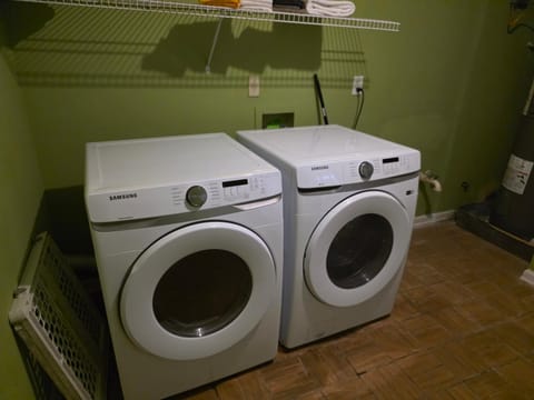 6BR in Suburban area close to Freeway and Galeria House in Bartlett