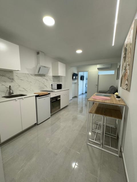 Kitchen or kitchenette, Dining area, minibar, stove