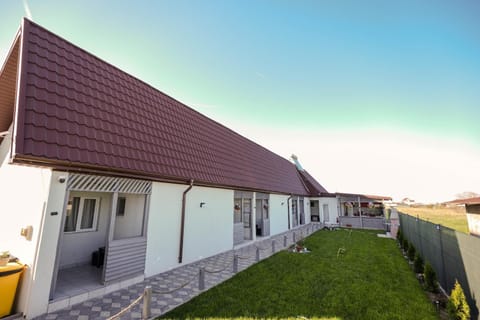 Property building, Day, BBQ facilities, Garden, Balcony/Terrace, Balcony/Terrace, Public Bath