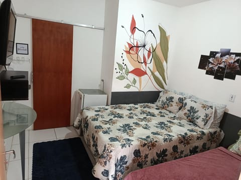 Bed, TV and multimedia, Bedroom