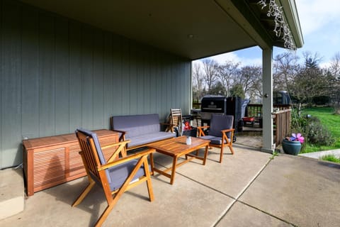 River House - 4 bedroom, 2 bath private home House in Eugene