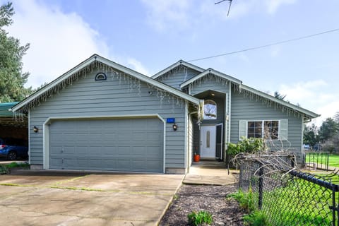 River House - 4 bedroom, 2 bath private home House in Eugene