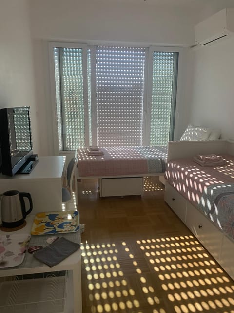 Mirela's Private Room with key, AC, lift & balcony in the center of Nice on the Cote d'Azur Vacation rental in Nice