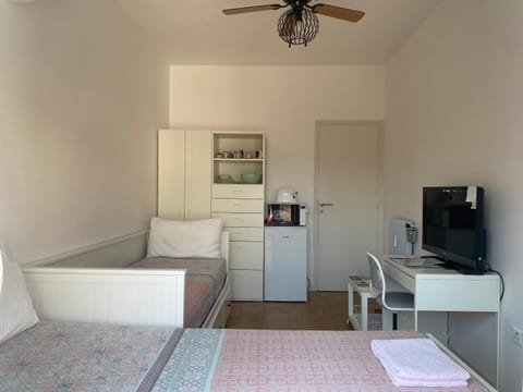 Mirela's Private Room with key, AC, lift & balcony in the center of Nice on the Cote d'Azur Vacation rental in Nice