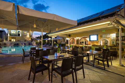 Restaurant/places to eat, Lounge or bar, Swimming pool