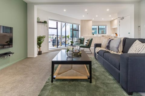 Facade/entrance, TV and multimedia, Coffee/tea facilities, Kitchen or kitchenette, Living room, Photo of the whole room, Decorative detail, Seating area, Evening entertainment