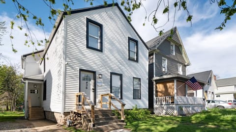 7 Bedroom House! Walk to Niagara Falls! New Whole House House in Niagara Falls