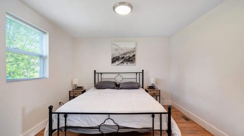 7 Bedroom House! Walk to Niagara Falls! New Whole House House in Niagara Falls