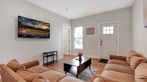 7 Bedroom House! Walk to Niagara Falls! New Whole House House in Niagara Falls