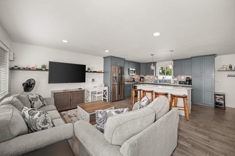 TV and multimedia, Kitchen or kitchenette, Living room, Dining area