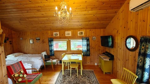 Bed, Photo of the whole room, Seating area, Dining area