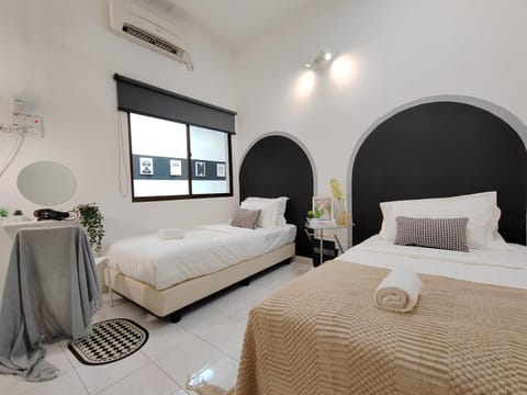 Bed, Photo of the whole room, Bedroom, air conditioner