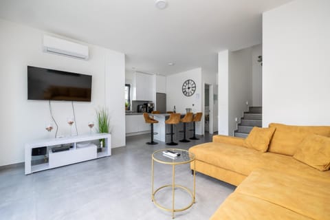 TV and multimedia, Kitchen or kitchenette, Living room, Seating area, Dining area, air conditioner