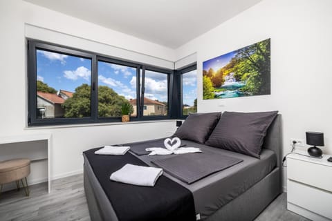 Bed, Bedroom, towels