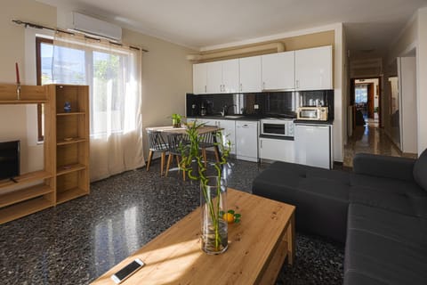 Kitchen or kitchenette, Living room, Seating area, Dining area, minibar, oven, pet friendly, stove