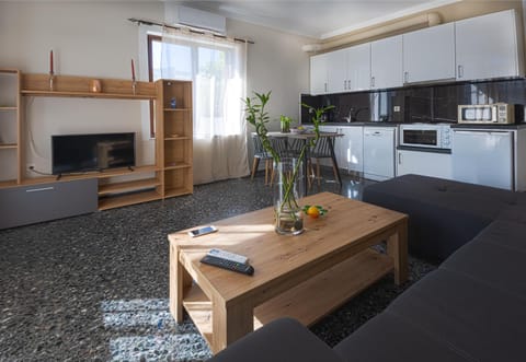 Kitchen or kitchenette, Living room, Seating area, Dining area, minibar, pet friendly, stove