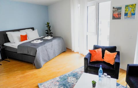 Bed, TV and multimedia, Living room, Seating area, Bedroom