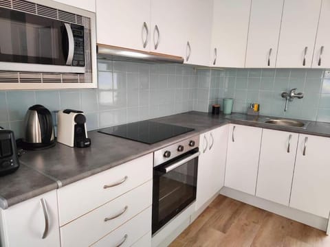 Kitchen or kitchenette, minibar, pet friendly, stove
