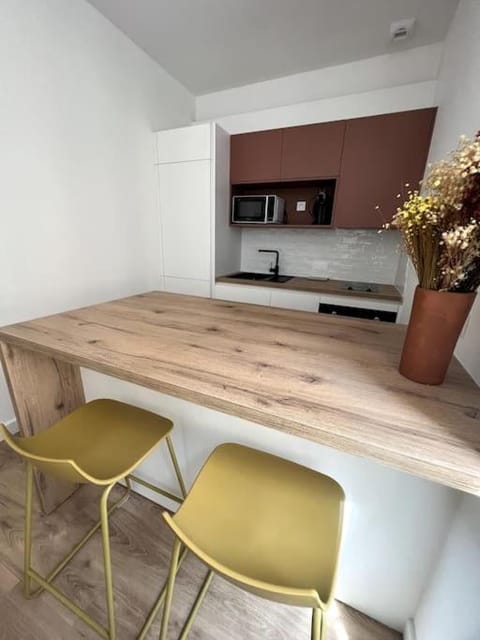 Kitchen or kitchenette, Decorative detail, Dining area, minibar, pet friendly, stove