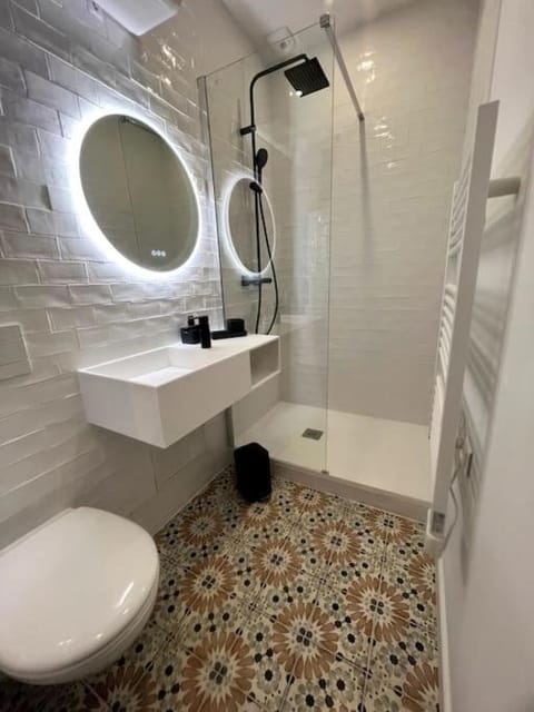 Shower, Toilet, Bathroom, heating, towels, washing machine, dryer