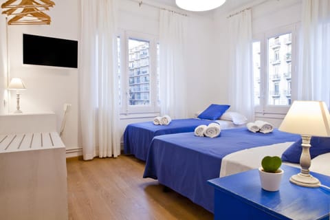 Bed, TV and multimedia, Photo of the whole room, Bedroom