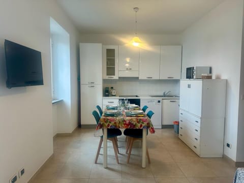 TV and multimedia, Kitchen or kitchenette, Dining area, minibar, oven, pet friendly, stove