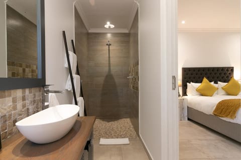 Shower, Bed, Bedroom, towels