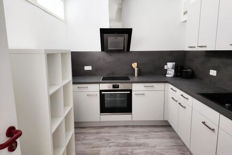 Kitchen or kitchenette, pet friendly, stove