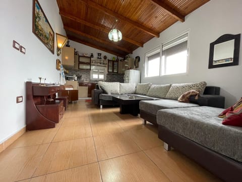 TV and multimedia, Living room, Seating area, kitchen