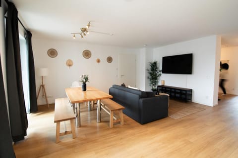 Central Apartment 4 Bedrooms for up to 12 Guests Apartment in Hamburg