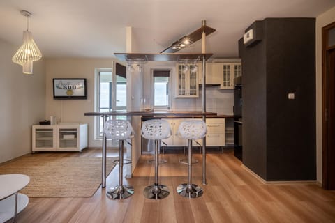 Kitchen or kitchenette, Dining area, stove