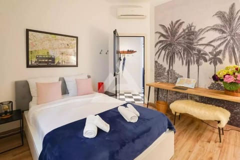 Bed, Photo of the whole room, Bedroom, towels