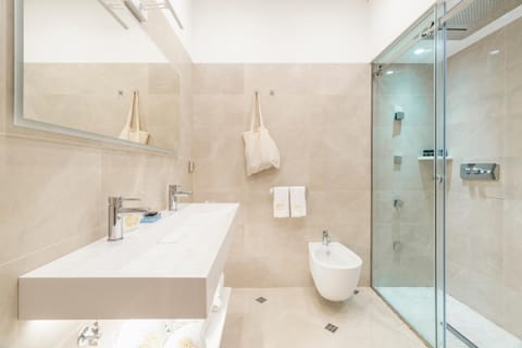 Shower, Toilet, Bathroom, Bath, towels