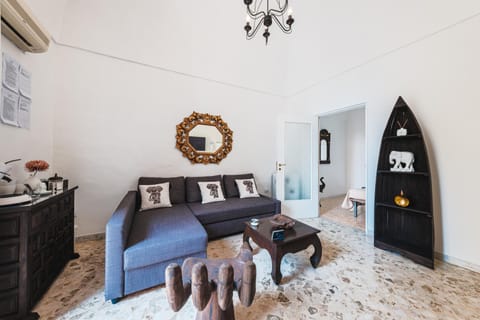 Living room, Photo of the whole room