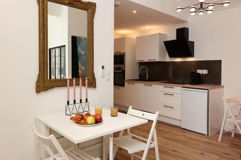 Kitchen or kitchenette, Dining area