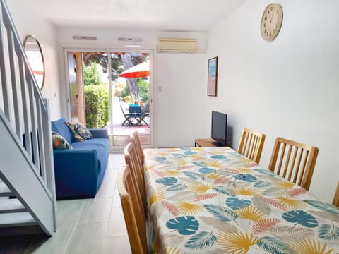 TV and multimedia, Living room, Dining area, air conditioner
