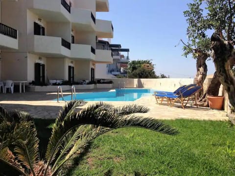 Property building, Garden, Swimming pool