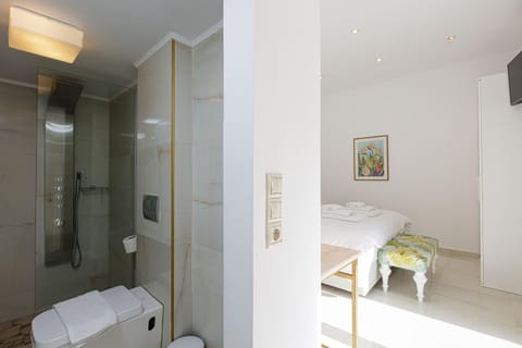 Toilet, Bathroom, towels