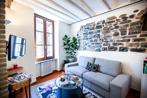 TV and multimedia, Living room, Seating area, Evening entertainment
