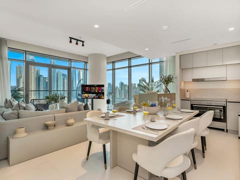 Living room, Food and drinks, Seating area, Dining area