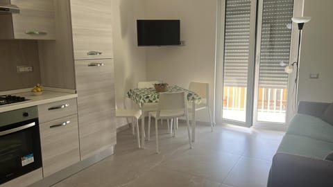 TV and multimedia, Kitchen or kitchenette, Living room, Dining area, oven, stove