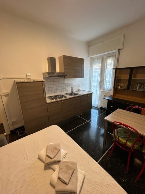 Bed, Kitchen or kitchenette, Dining area, hair dresser